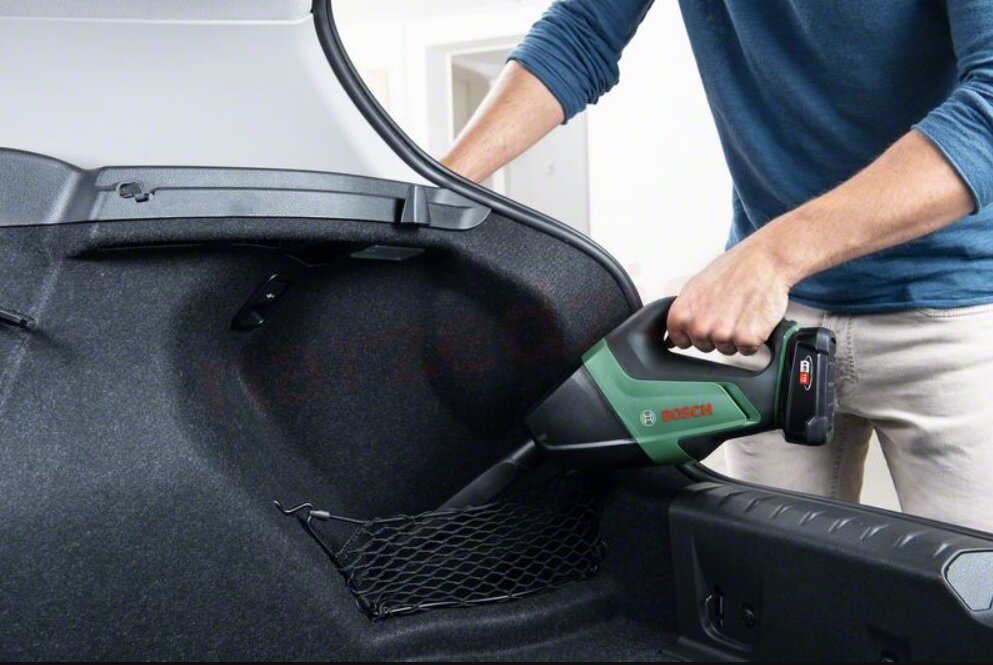Odkurzacz akumulatorowy Bosch UniversalVac 18V 1x 2,5Ah pokazany odkurzacz podczas odkurzania samochodu