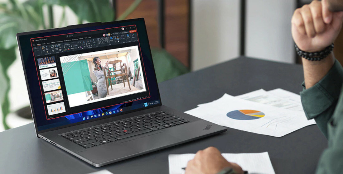 Laptop Lenovo ThinkPad Z16 G1 16'' 32GB widok na laptop pod skosem z wyświetlonym obrazem prezentacji
