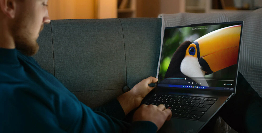 Laptop LENOVO ThinkPad Z16 G1 16'' 32GB widok na laptopa pod lekkim skosem, z wyświetlonym zwierzęciem na ekranie