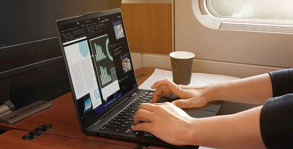 Laptop Lenovo ThinkPad X13 32/512GB grafika przedstawia laptop od frontu 