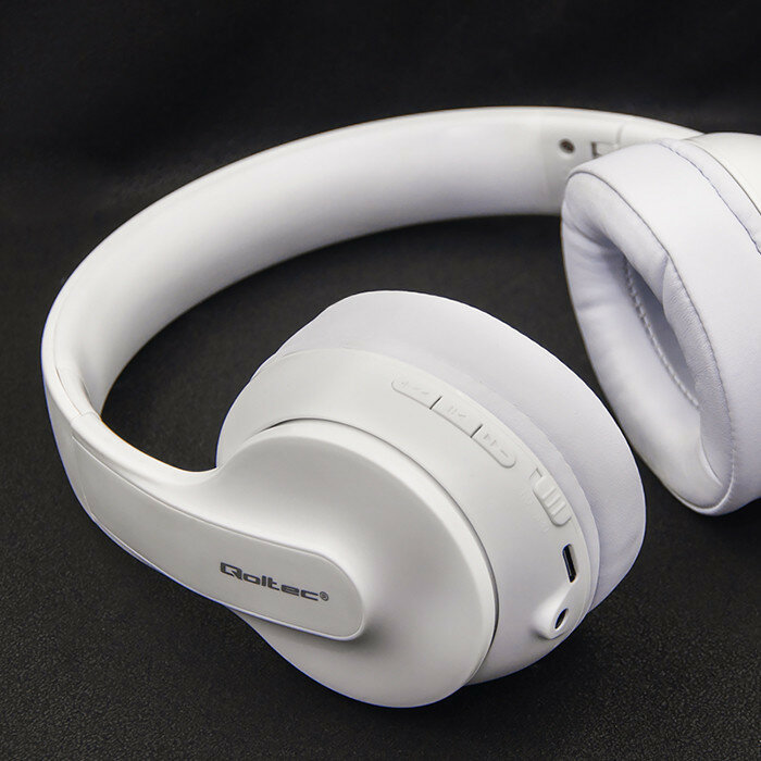Słuchawki bezprzewodowe Qoltec BT 5.0 AB nauszne białe widok na logo słuchawek