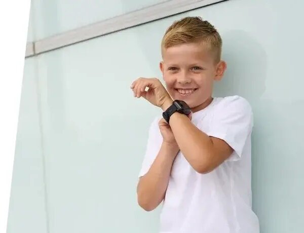 Smartwatch Garett Kids Sun Pro 4G widok na chłopca ze smartwatchem na nadgarstku od boku