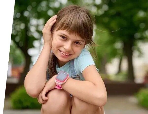 Smartwatch Garett Kids Sun Pro 4G widok na dziewczynkę z różowym smartwatchem na nadgarstku