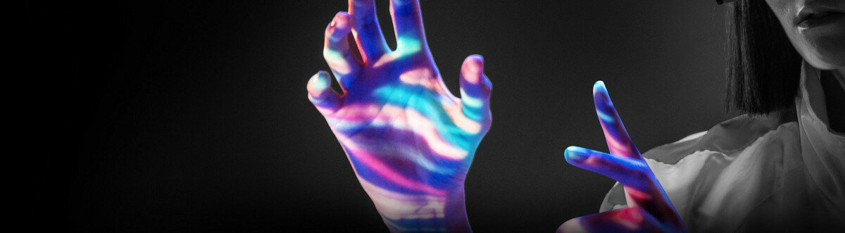 Monitor Benq PD3205U rzucający żywe kolory na dłonie kobiety