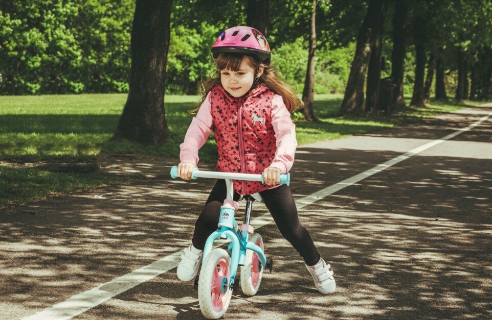 Rowerek biegowy Spokey My Little Pony ELFIC niebieski dziewczynka na rowerze biegowym frontem