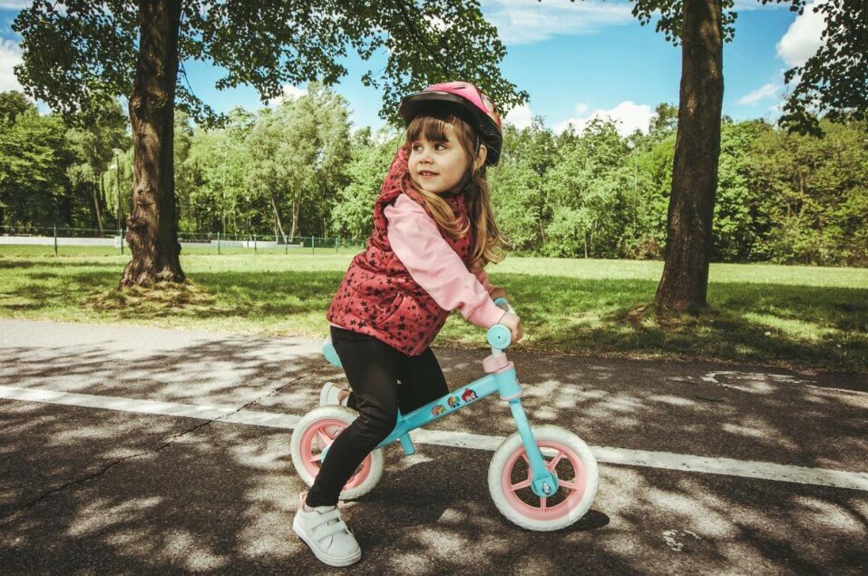 Rowerek biegowy Spokey My Little Pony ELFIC różowy dziewczynka na rowerze biegowym bokiem