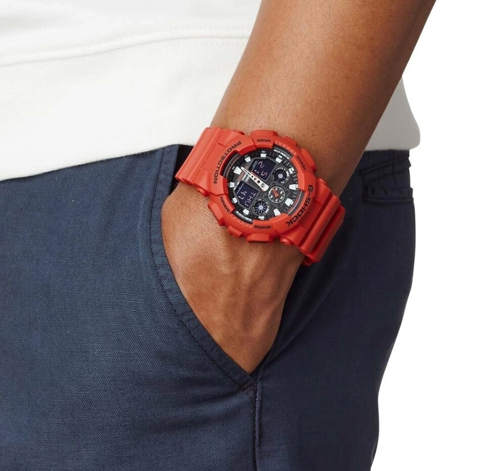 Zegarek G-Shock GA-100B-4AER czerwony pokazany zegarek na ręku