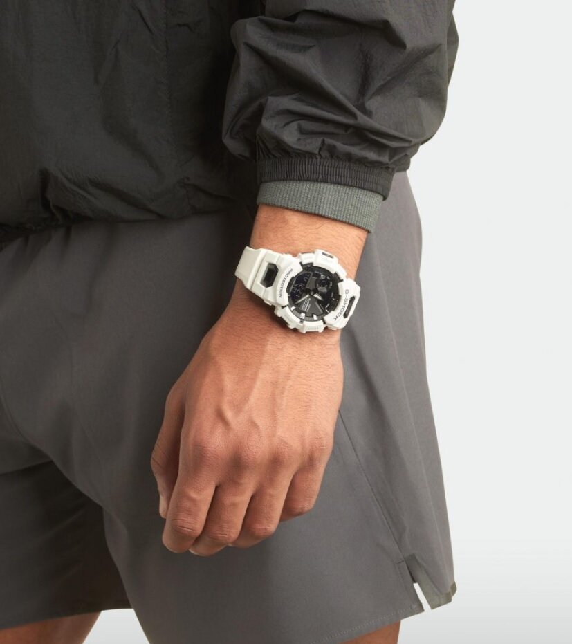 Zegarek G-Shock G-Squad GBA-900-7AER biały pokazany zegarek na ręku
