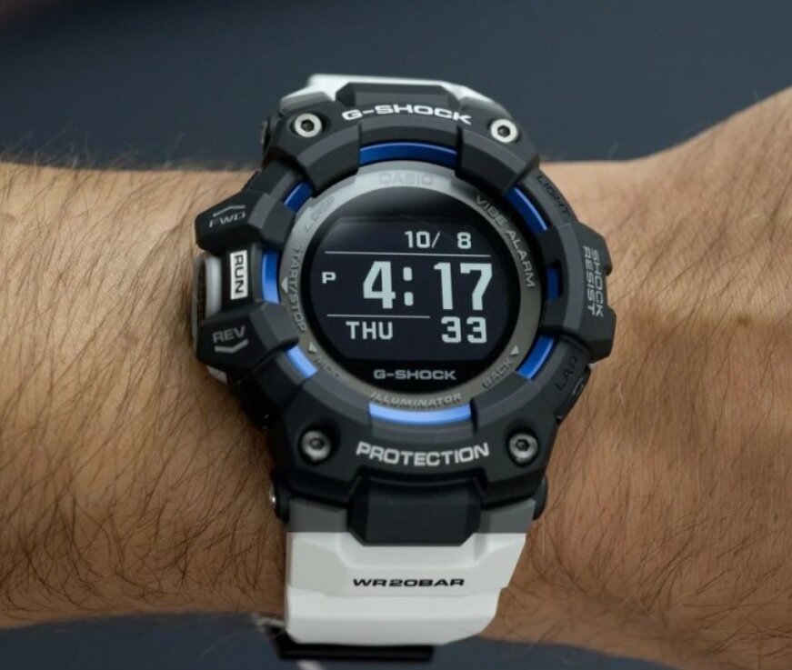 Zegarek G-SHOCK G-Squad GBD-100-1A7ER czarno-biały pokazany zegarek na ręku