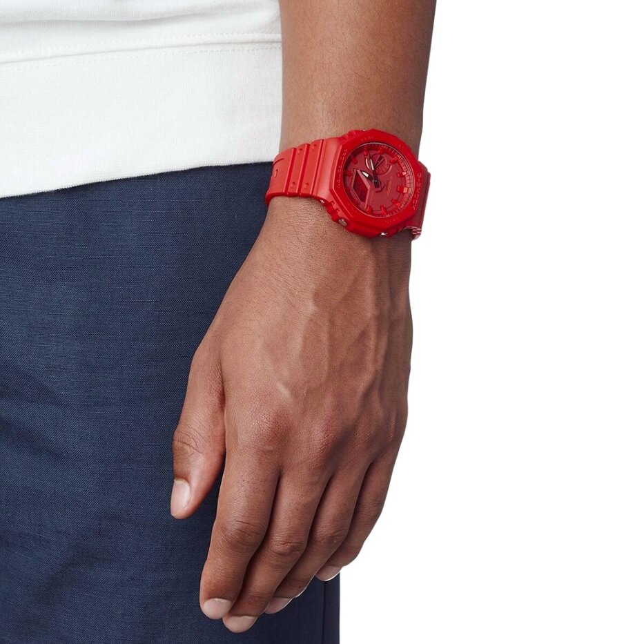 Zegarek G-Shock GA-2100-4AER czerwony pokazany zegarek na ręku