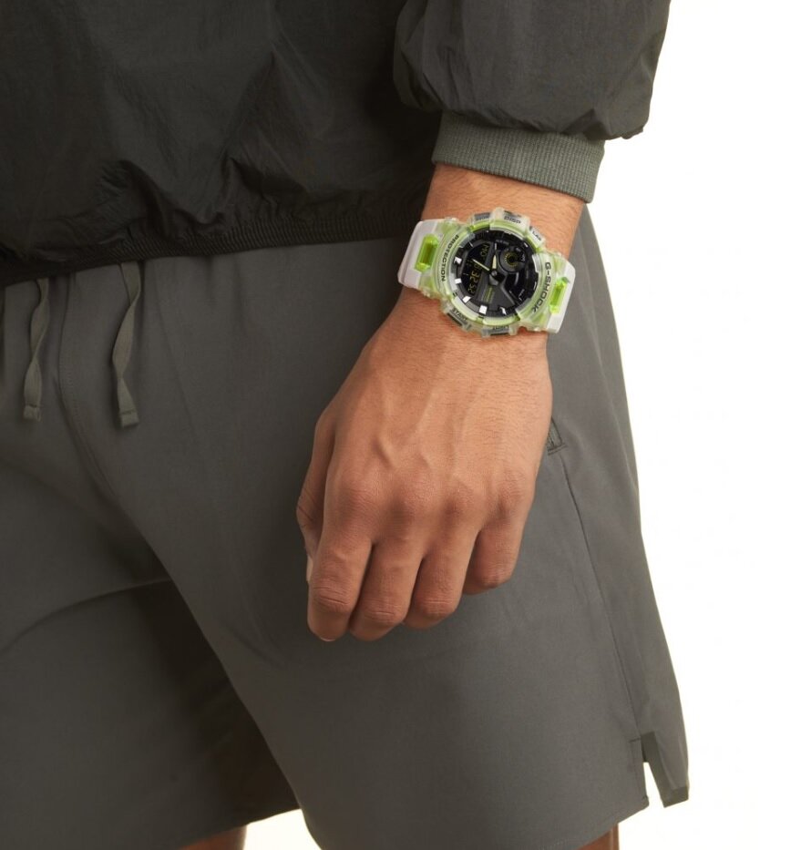 Zegarek G-Shock G-Squad GBA-900SM -7A9ER biały pokazany zegarek na ręku
