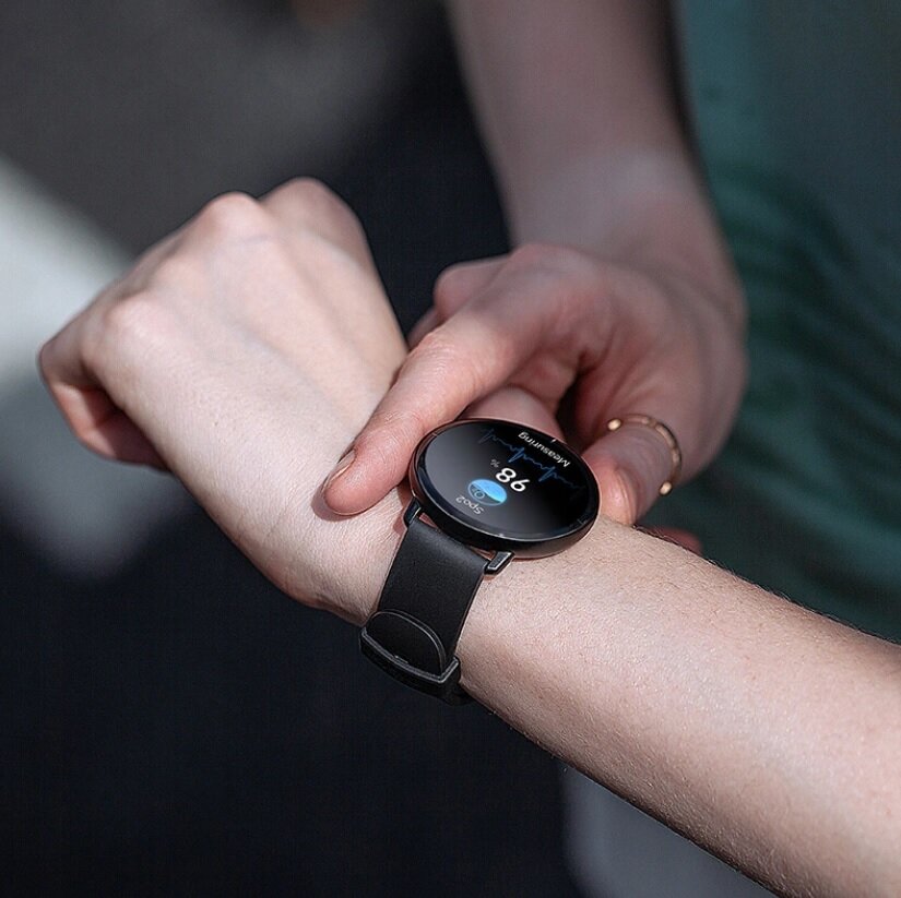 Smartwatch Xiaomi Mibro Lite czarny pokazany zegarek na ręku