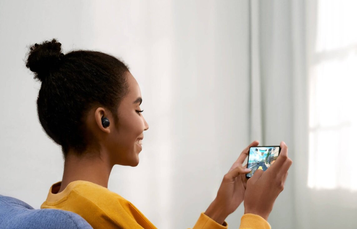Słuchawki Xiaomi Redmi Buds 3 Lite czarne pokazana słuchawka w uchu połączona z telefonem