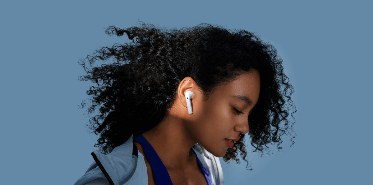 Słuchawki Xiaomi Redmi Buds 3 białe pokazana prawa słuchawka w uchu