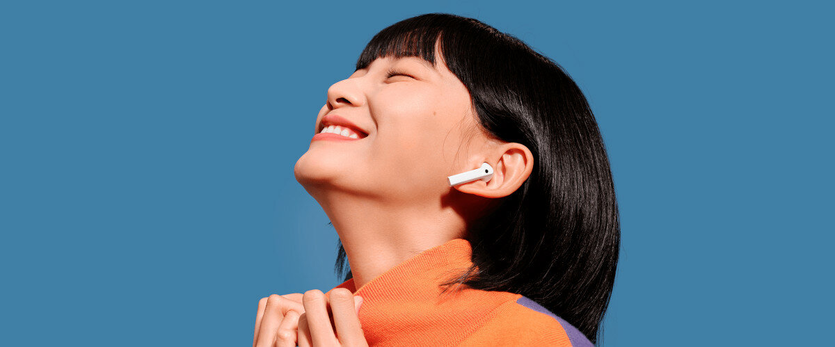 Słuchawki Xiaomi Redmi Buds 3 białe pokazana lewa słuchawka w uchu