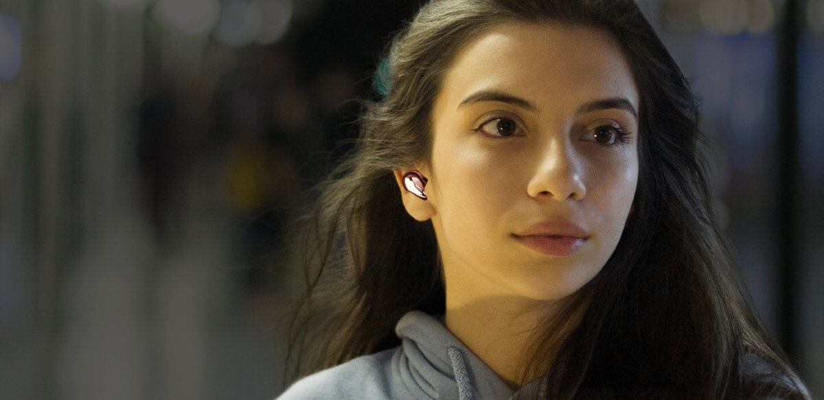 Słuchawki Samsung Galaxy Buds Live SM-R180NZWAEUE onyx pokazana prawa słuchawka w uchu