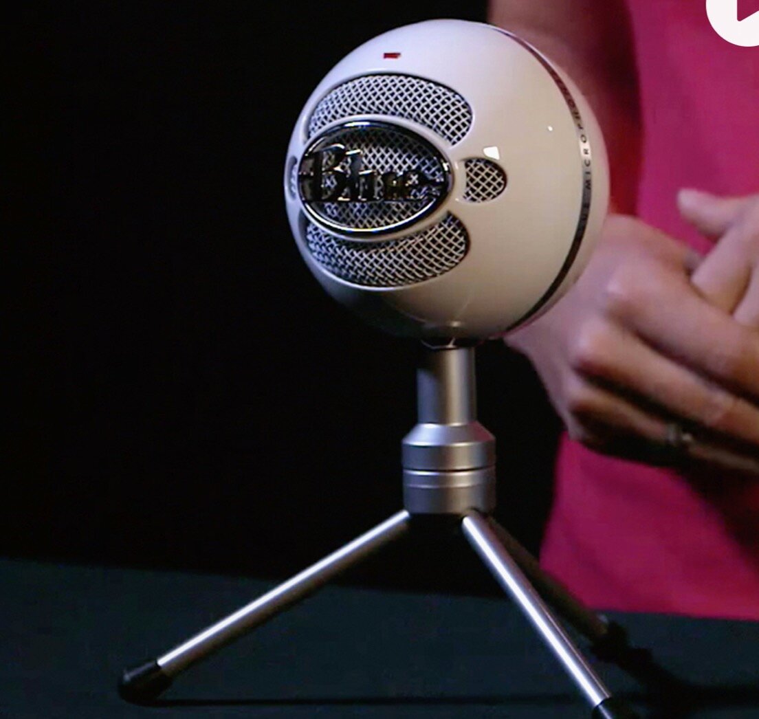 Mikrofon Blue Mic Snowball USB w kolorze białym widoczny bokiem