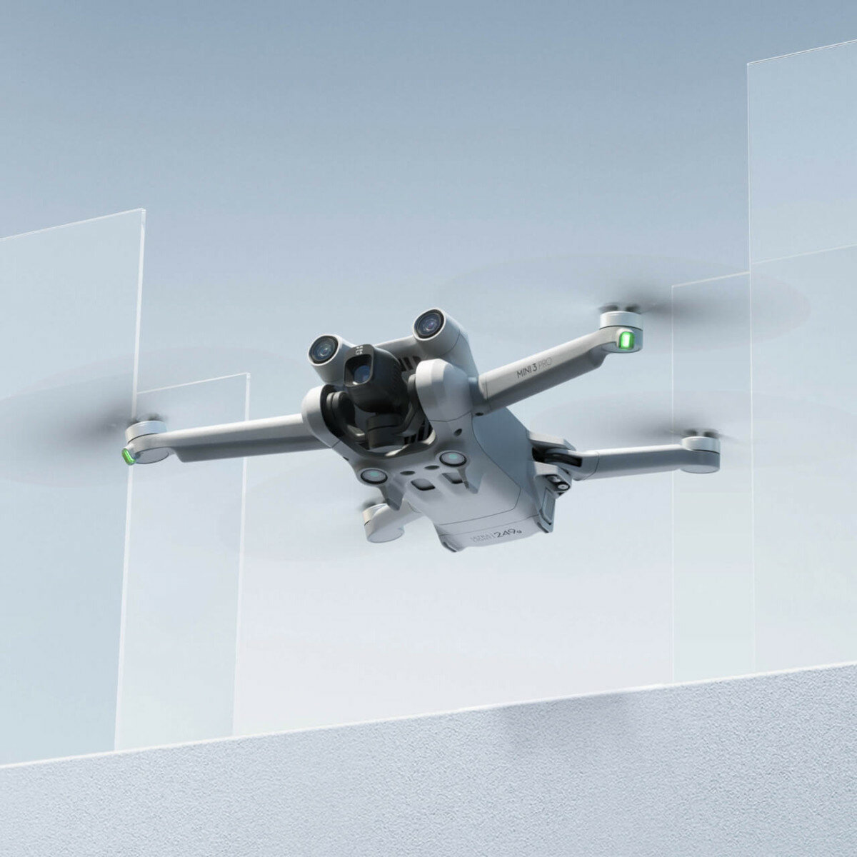 Dron DJI Mini 3 Pro (N1) 4K HDR pokazany dron unoszący się w powietrzu