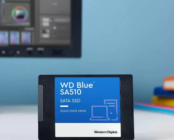 Dysk SSD WD Blue SA510 1TB  SATA widok dysku od przodu na rozmazanym tle