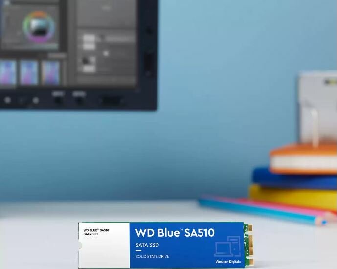 Dysk SSD WD Blue SA510 500GB M.2 widok dysku na rozmazanym tle