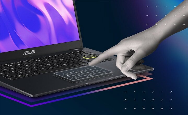 Laptop Asus E410 E410MA-EK1323WS widok na klawiaturę pod skosem z widocznym NumberPadem