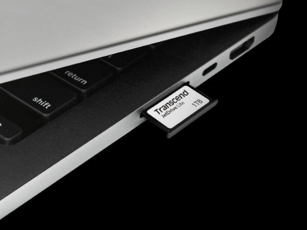 Karta pamięci Transcend JetDrive Lite 330 1TB widok pod skosem na włożoną do gniazda czytnika kart
