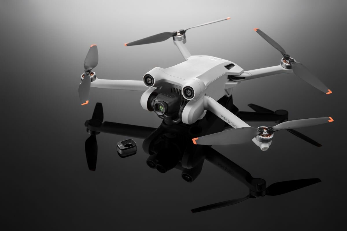  Obiektyw szerokokątny DJI dron a przy nim obiektyw szerokokątny