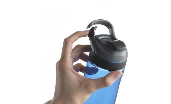 Butelka na wodę Contigo Cortland 720ml (niebiesko-biała) w ręku