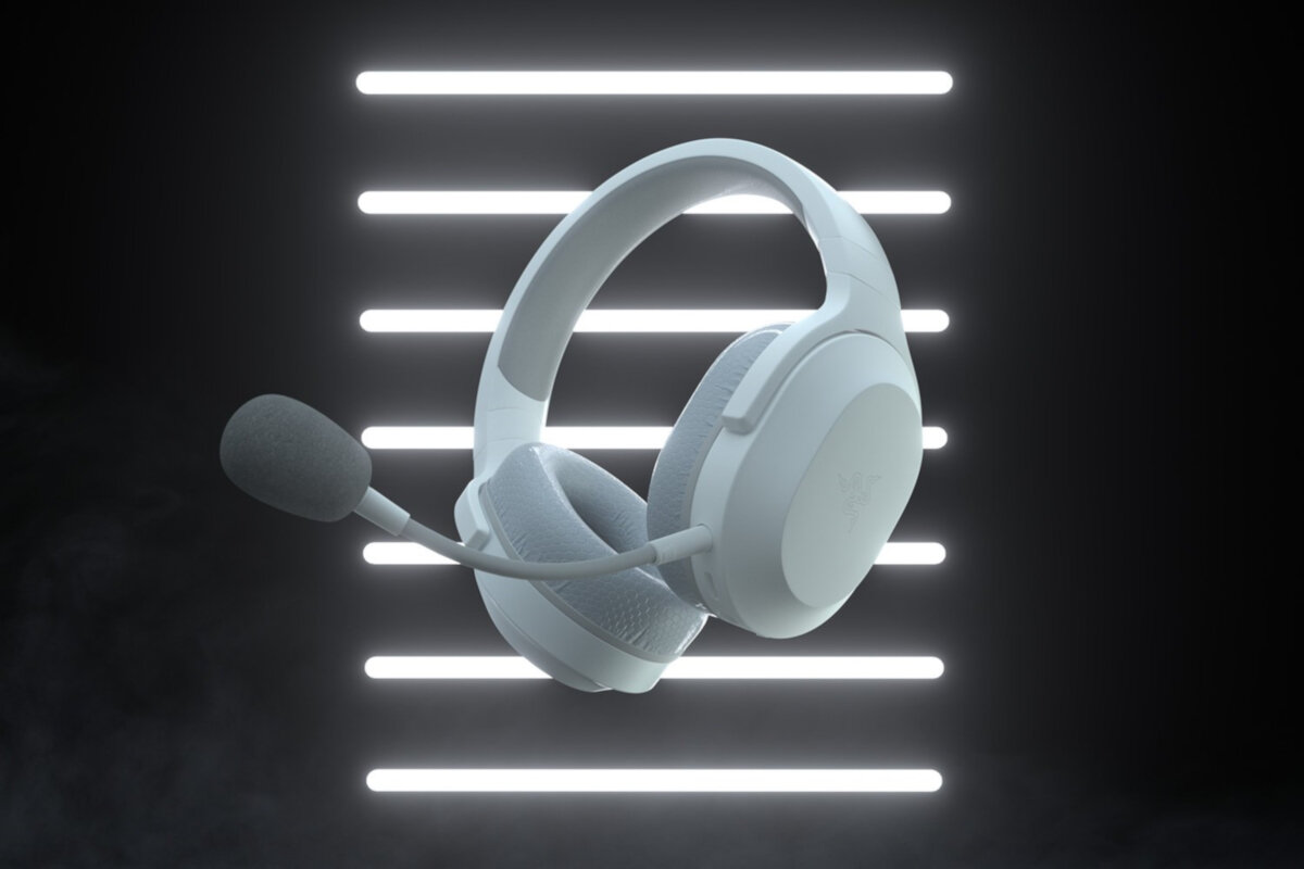 Słuchawki Razer Barracuda X białe grafika przedstawia słuchawki po skosie w lewo na tle podświetlonych na biało pasków