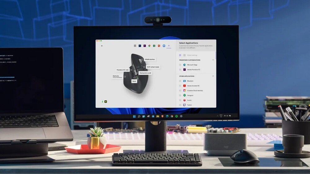 Mysz Logitech MX Master 3S 910-006559 widok na monitor z włączoną aplikacją Logi Options+, klawiaturę, laptopa i myszkę na biurku