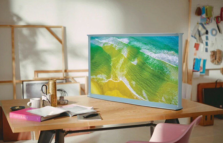 Telewizor Samsung The Serif LS01T QE43LS01TAUXXH 50” na biurku