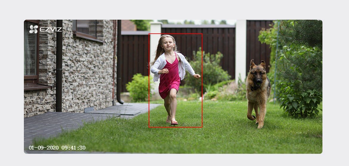 Kamera IP EZVIZ C3N widok dziecko biegnące z psem