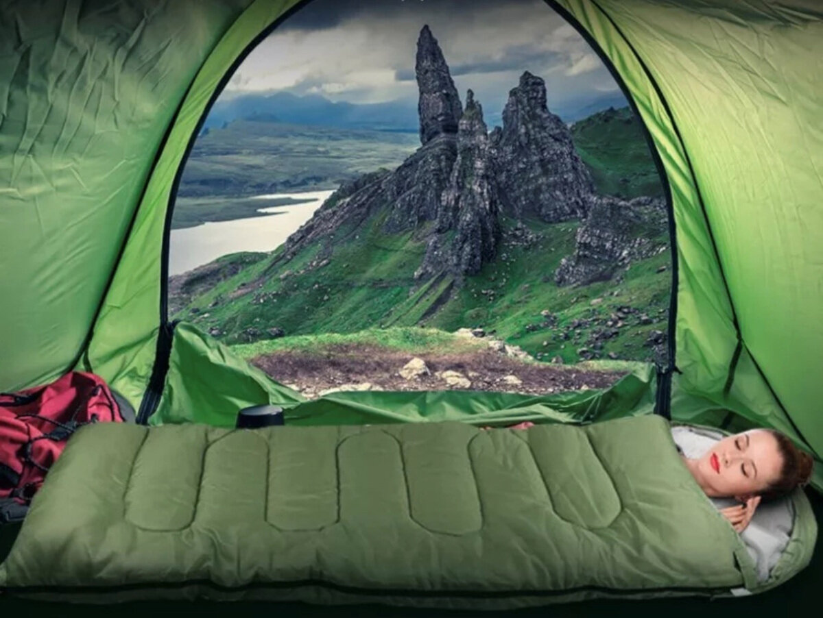 Śpiwór puchowy Motivo zielony w namiocie
