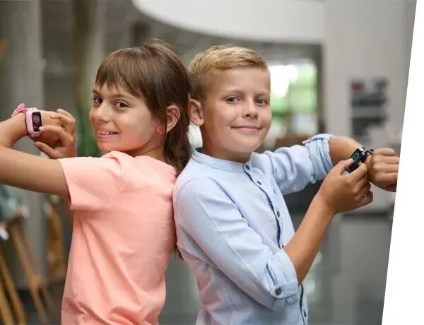Smartwatch Garett Kids Twin 4G widok na dwójkę dzieci z zegarkami założonymi na nadgarstkach