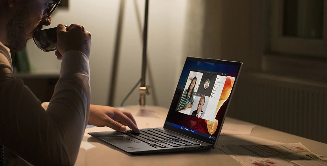 Laptop Lenovo ThinkPad X1 Carbon Gen 10 i7-1255U 16/512GB mężczyzna używający laptopa, który stoi pod skosem na biurku