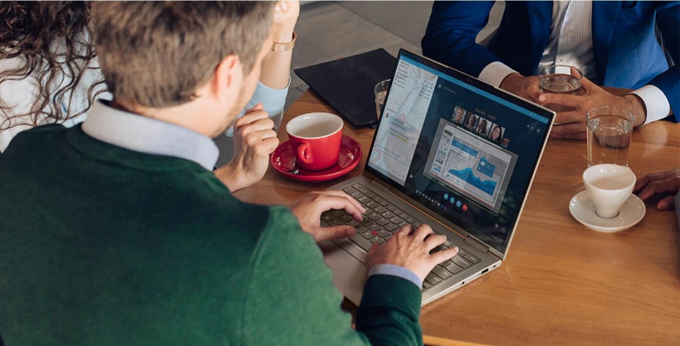 Laptop Lenovo X1 Yoga Gen 7 grafika przedstawia ludzi siedzących w kawiarni przy laptopie
