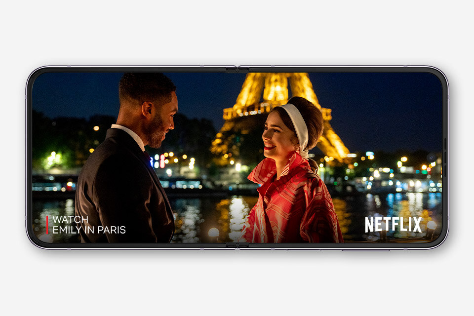 Smartfon Samsung Galaxy Flip4 5G 8GB/128GB złoty pokazany filmik na ekranie