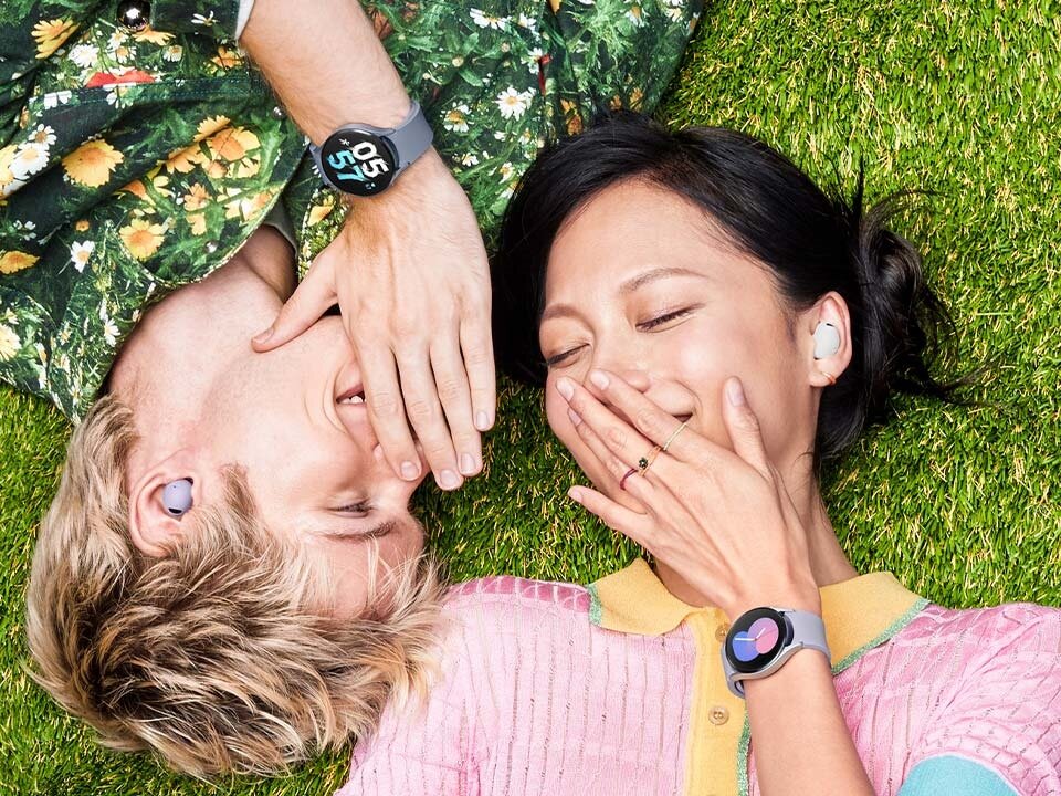 Słuchawki Samsung Galaxy Buds2 Pro SM-R510NLVAEUE widok na kobietę i mężczyznę leżących na trawie ze słuchawkami w uszach