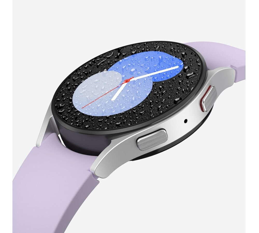 Smartwatch Samsung Galaxy Watch5 R900 SM-R900NZAAEUE widok na smartwatch pod skosem z widocznymi na tarczy kroplami wody
