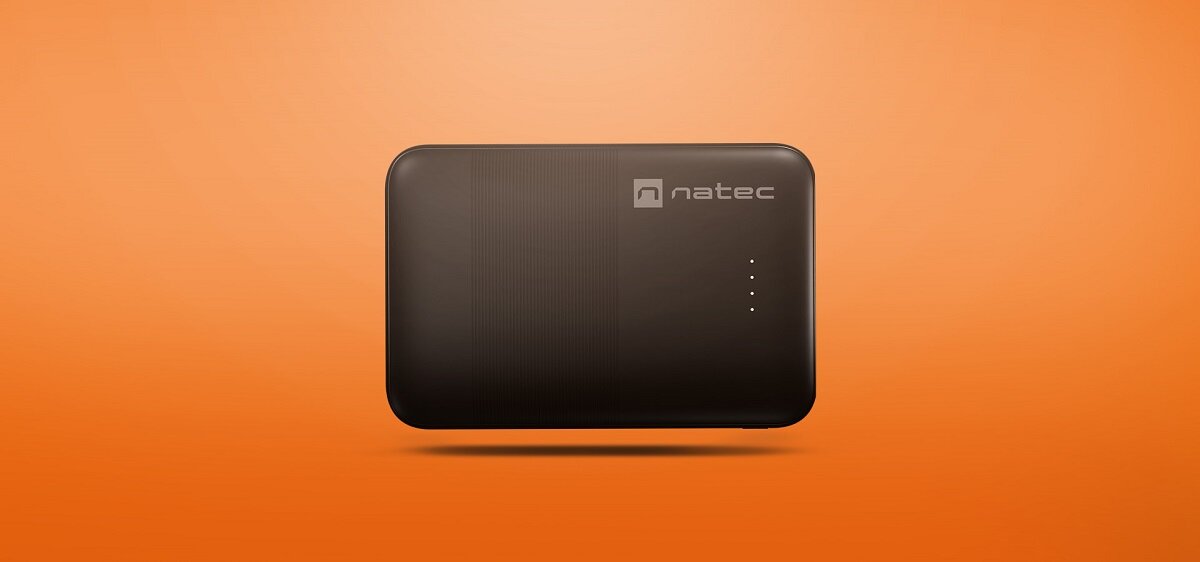 Powerbank Natec Trevi Compact 5000mAh powerbank na pomarańczowym tle
