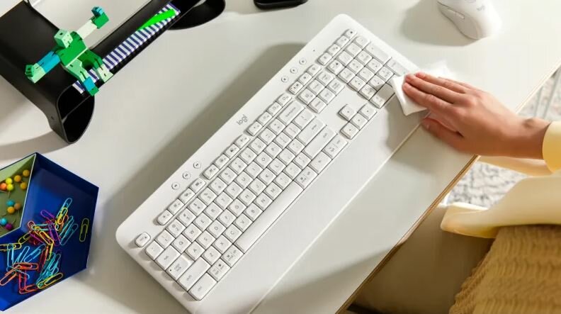 Klawiatura Logitech Signature K650 grafitowa  klawiatura na biurku - widok z góry