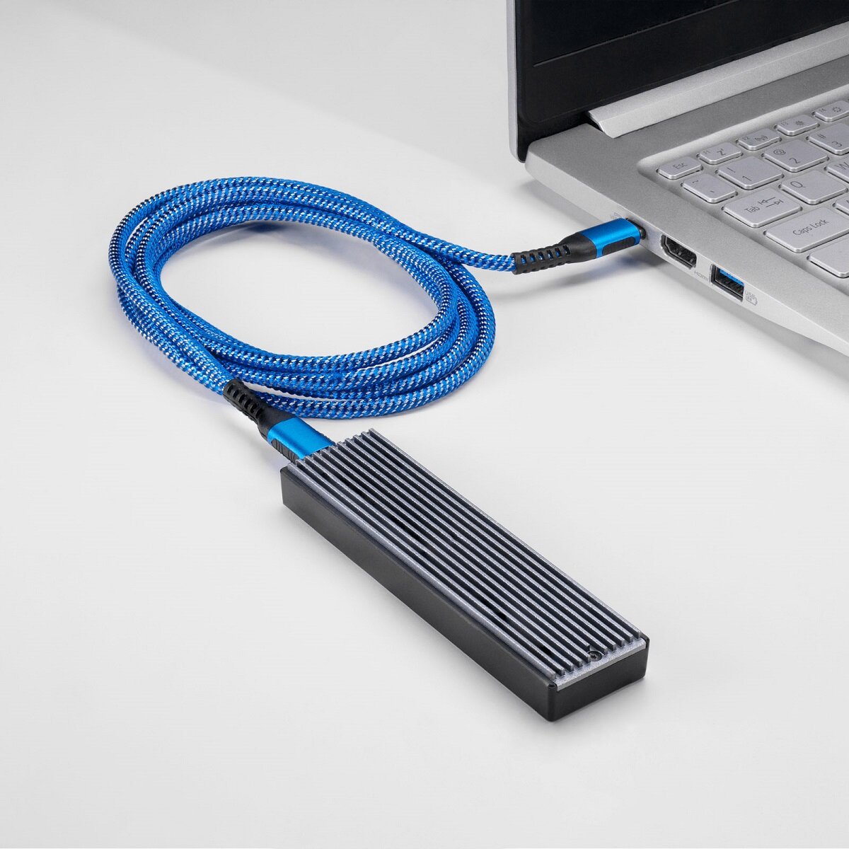 Kabel USB-C Akyga AK-USB-36 0.5m 100W podłączony do laptopa i ładowarki