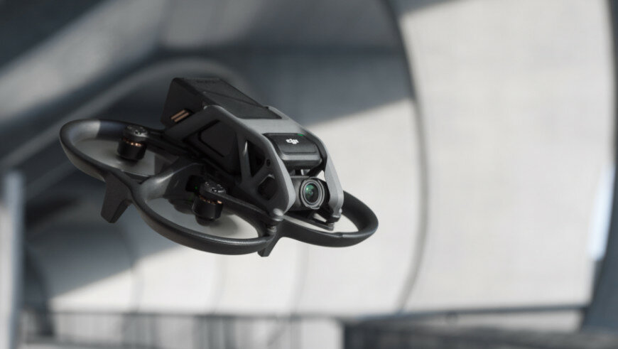 Dron DJI AVATA Fly Smart Combo (DJI FPV Goggles V2) pokazana czarna obudowa drona