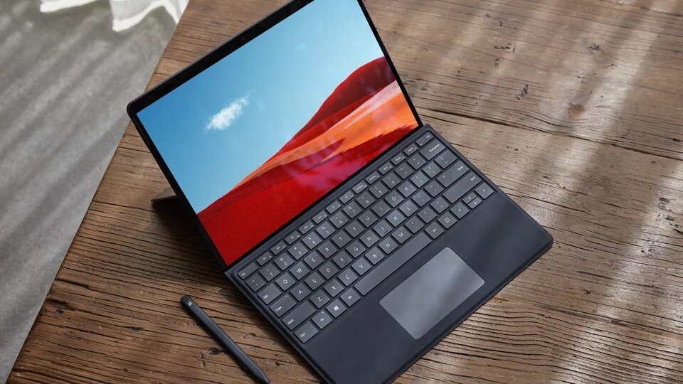 Klawiatura Microsoft Type Cover do Surface Pro X, Pro 8 będący na biurku