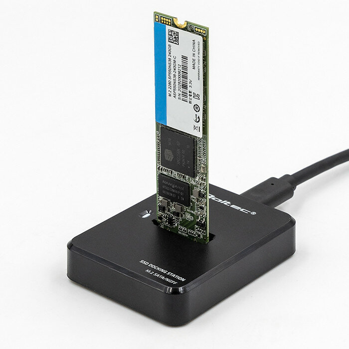 Stacja dokująca Qoltec SSD M.2 SATA USB 3.1 widok od frontu pod skosem z podłączonym dyskiem SSD