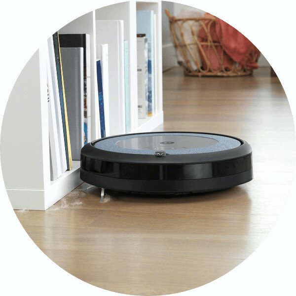 Robot sprzątający iRobot Roomba i3152 z Wi-Fi odkurzanie przy regale