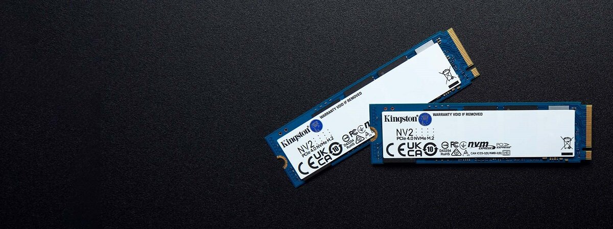 Dysk SSD Kingston NV2 500GB M.2 PCIe Gen4 NVMe  dwa leżące dyski na płasko - widok z góry