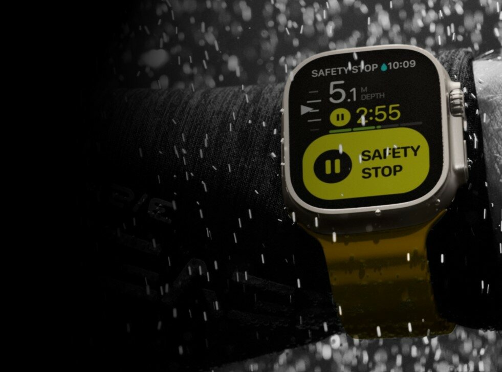 Smartwatch Apple Watch Ultra MQFU3WB/A widok na smartwatch od frontu na nadgarstku