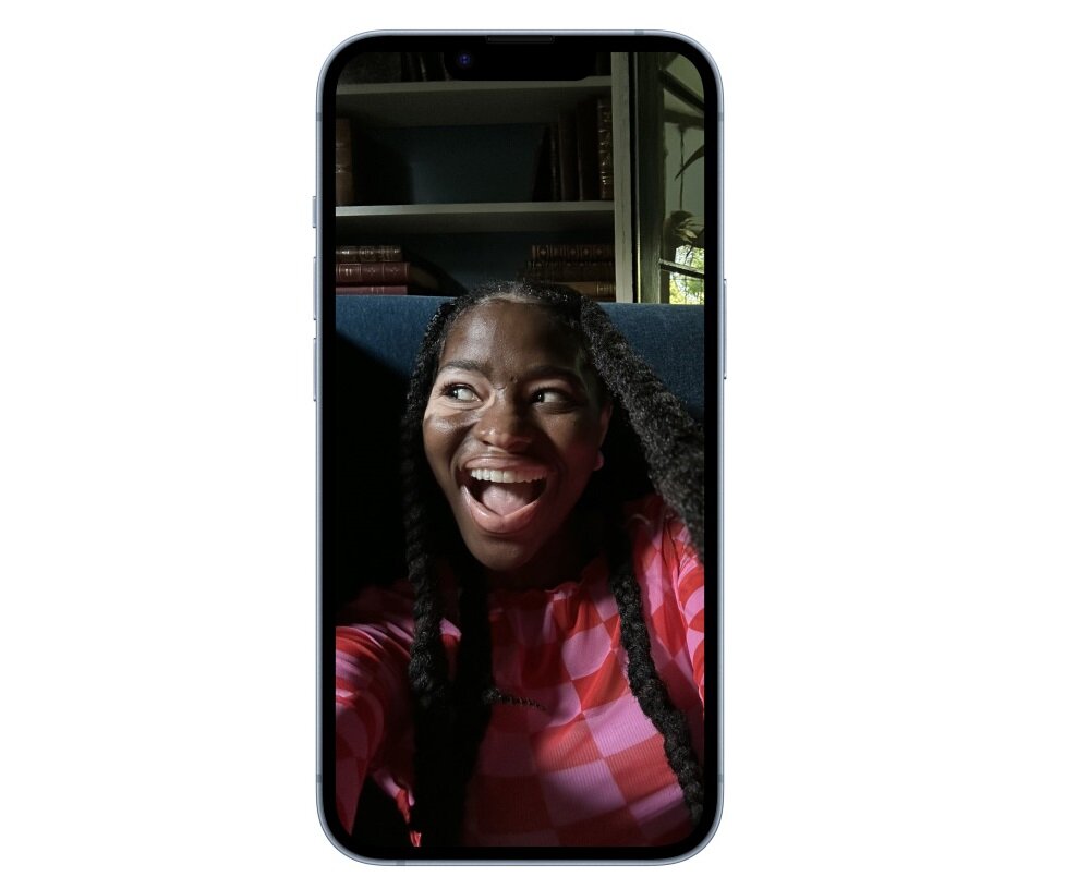 Smartfon Apple iPhone 14 Plus MQ503PX/A widok na smartfona od frontu z selfie wyświetlonym na ekranie