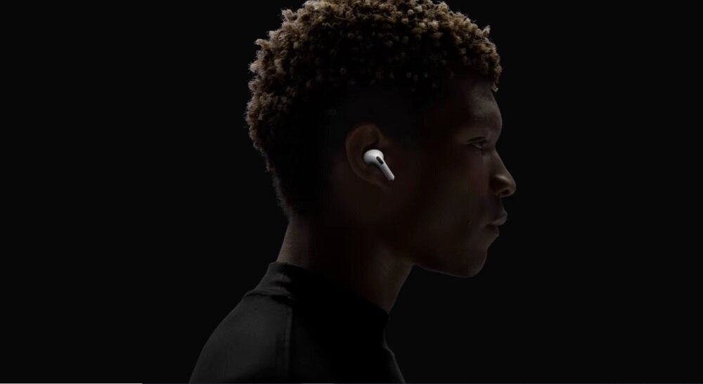 Słuchawki Apple AirPods Pro (2 generacji) MQD83ZM/A widok na słuchawkę w uchu mężczyzny stojącego bokiem